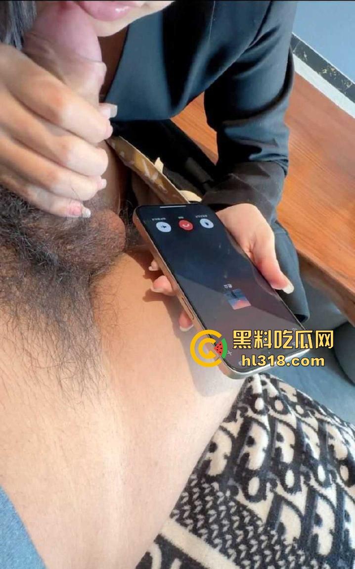 与兄弟老婆约会，兄弟突然打来电话骚母狗竟然接着电话吞吐鸡巴，精彩程度堪比网黄福利！-6