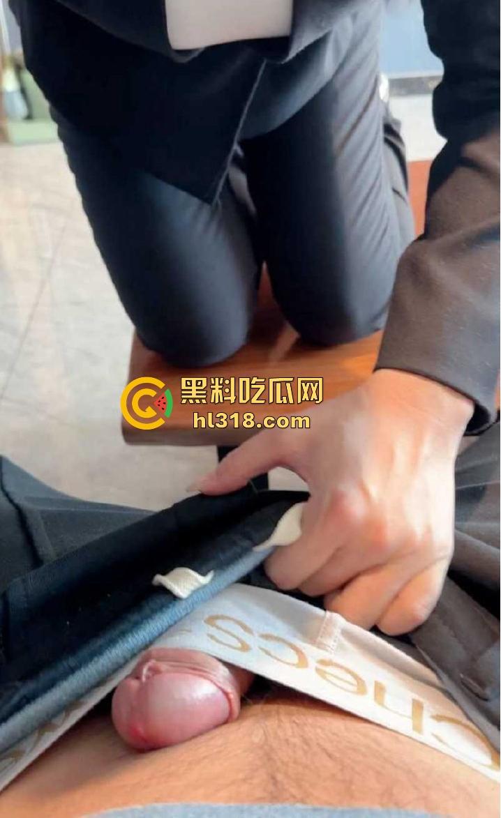 与兄弟老婆约会，兄弟突然打来电话骚母狗竟然接着电话吞吐鸡巴，精彩程度堪比网黄福利！-7