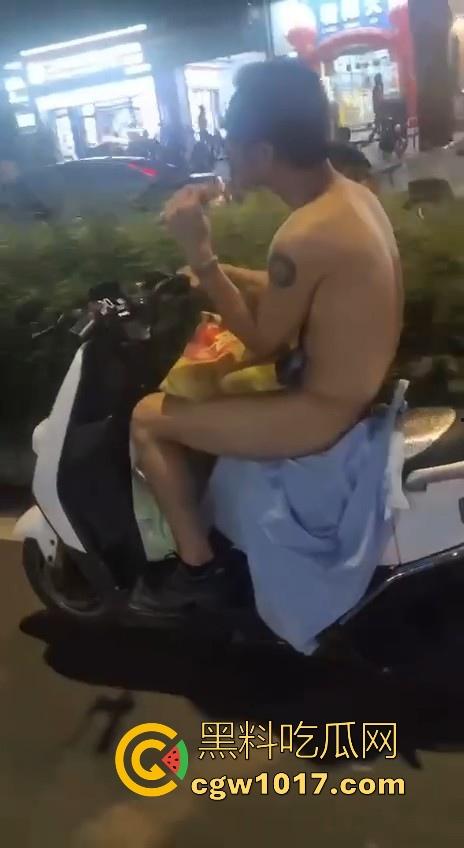 这难道又是主人的新任务吗？男子全身赤裸淡定开电瓶，横穿闹市区丝毫不慌，不是哥真这么猛啊！-4