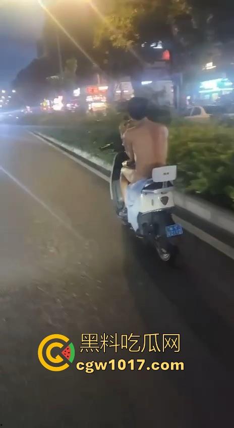 这难道又是主人的新任务吗？男子全身赤裸淡定开电瓶，横穿闹市区丝毫不慌，不是哥真这么猛啊！-5