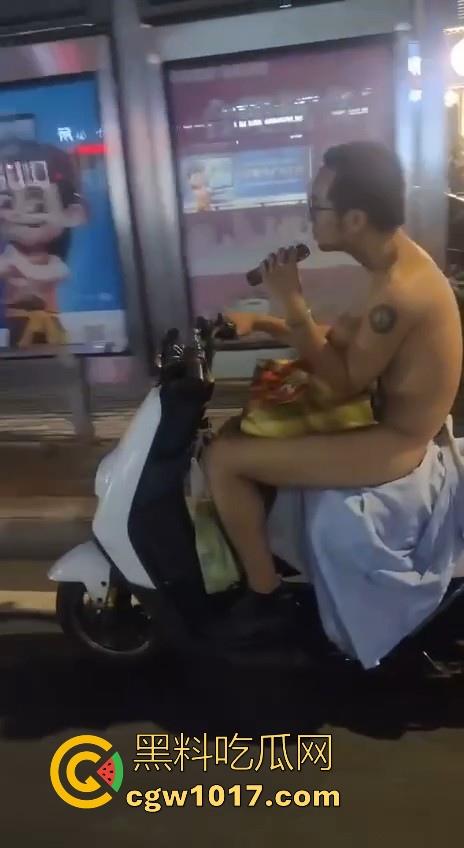 这难道又是主人的新任务吗？男子全身赤裸淡定开电瓶，横穿闹市区丝毫不慌，不是哥真这么猛啊！-9