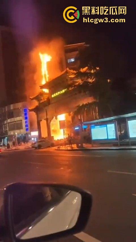重庆南坪江南装饰城突发火灾！火光冲天令人心惊，愿所有人都能平安无事！-8