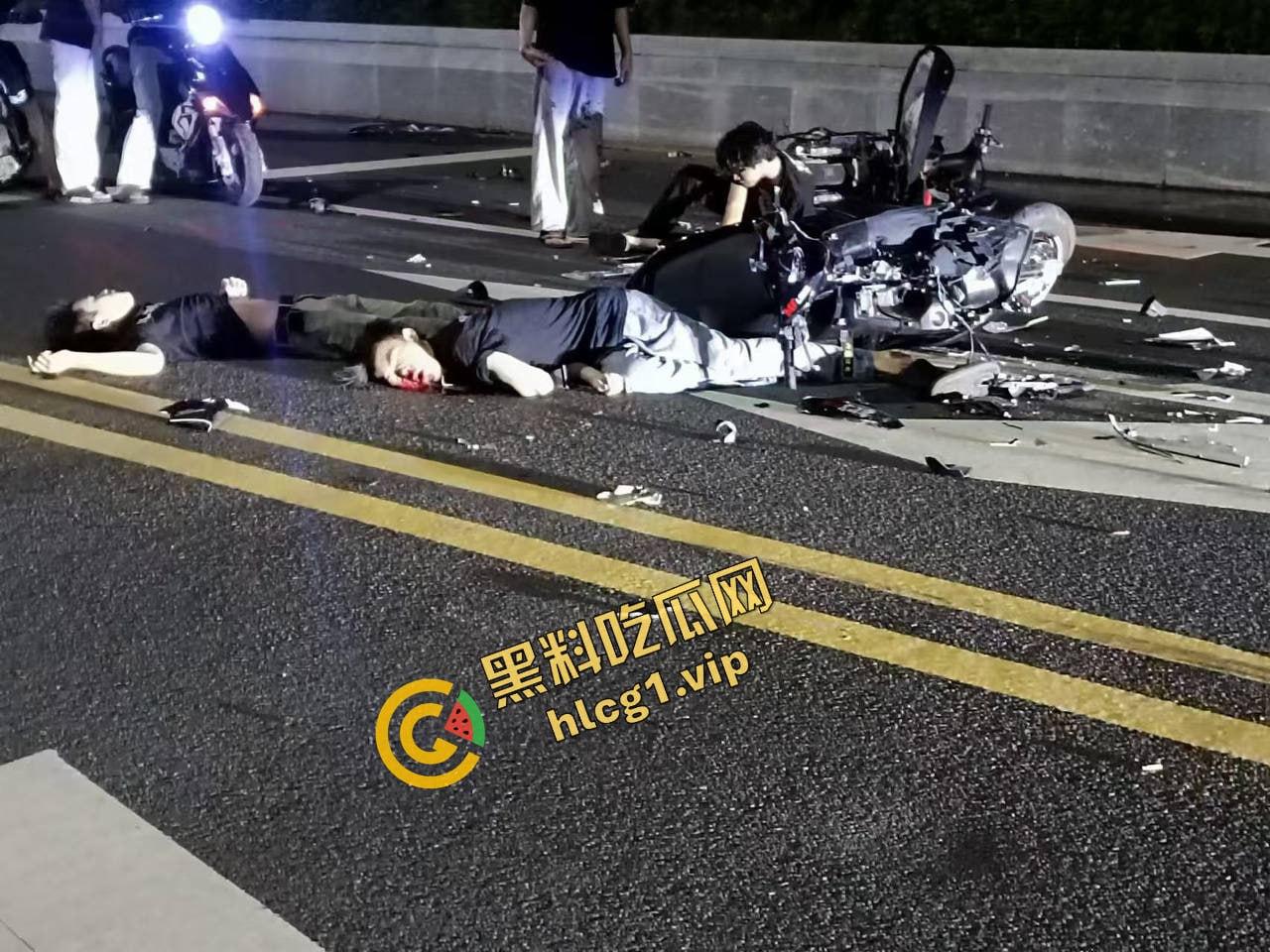 广东中山小榄镇 鬼火少年炫技飙车失败 对撞致车辆散架 倒地不起！-8