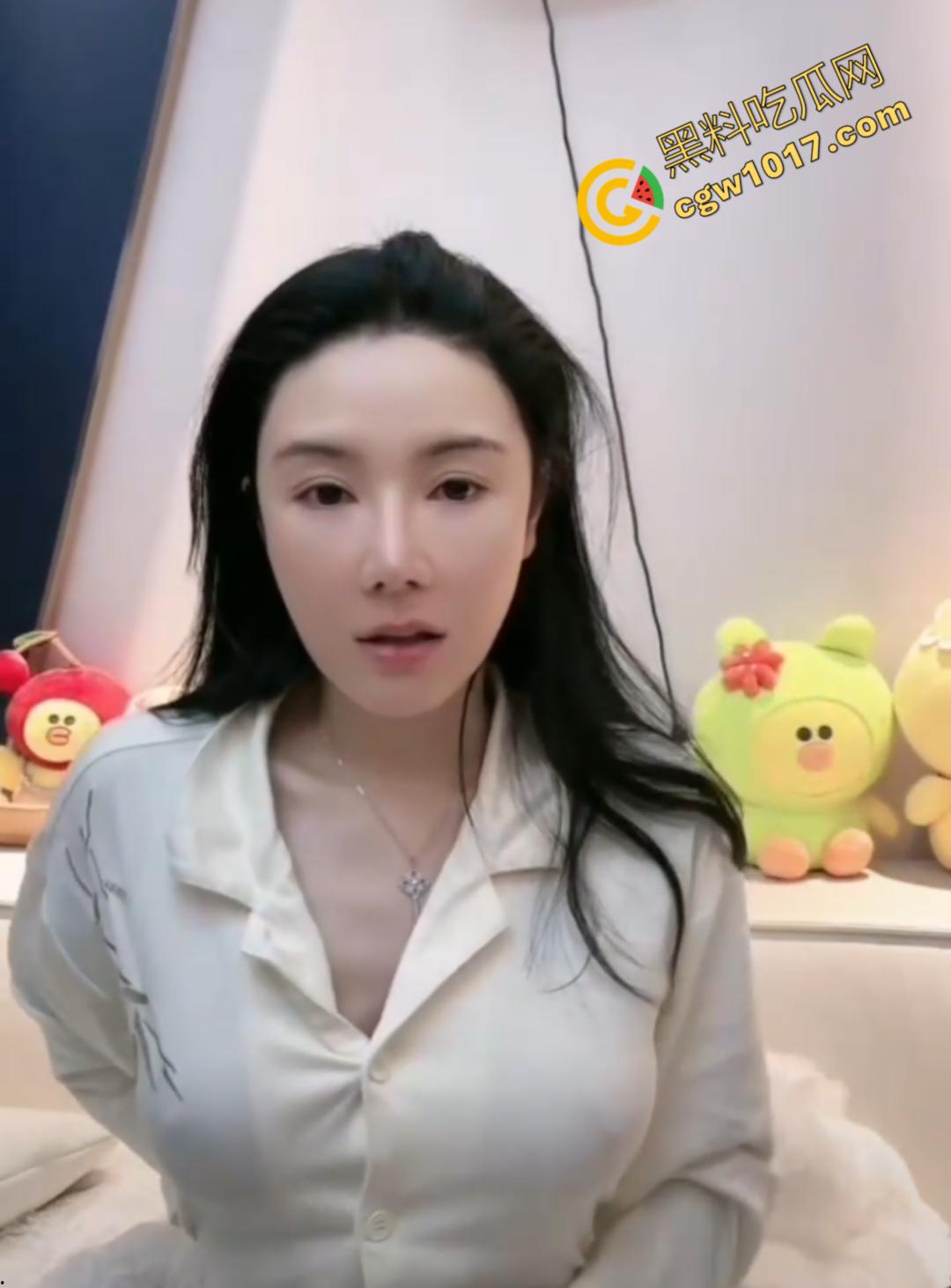 快手抖音网红最刺激走光集锦，暴露美穴美乳，惊艳贴身拍摄，性感迷离，眼力挑战，满足所有视觉欲望！-11