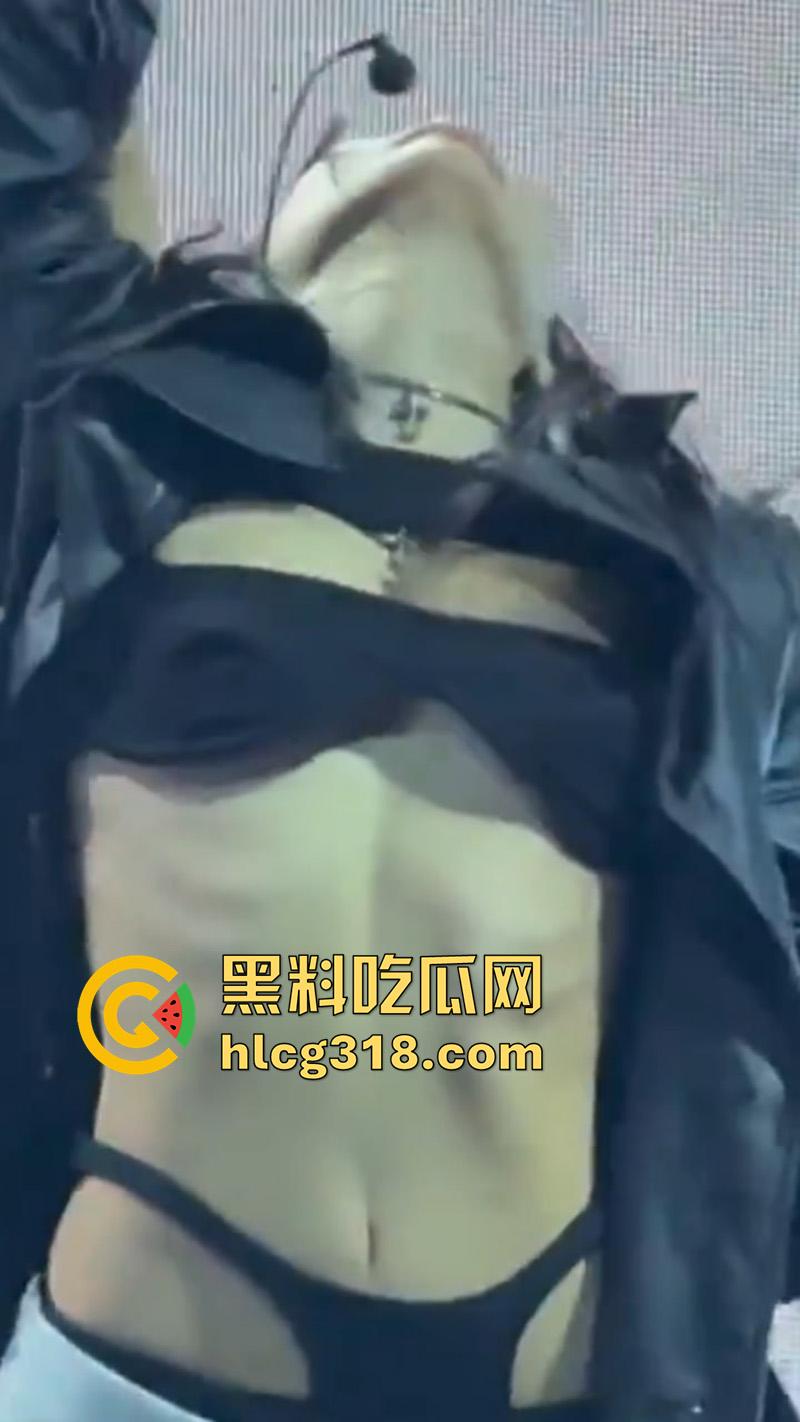 韩国女团太敢穿意外走光，Blackpink成员【jennie】，演唱会乳头走光，白嫩巨乳诱人至极！-5