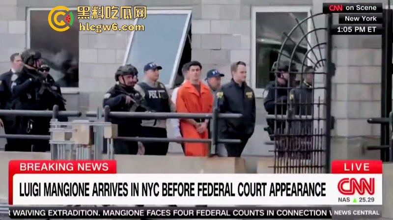 刺杀医保巨头勇敢哥【路易吉】被引渡纽约 机场路透成美图大赏 囚服都穿出了高定感-1