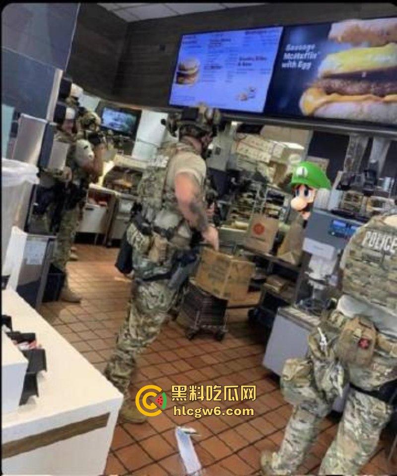 刺杀医保巨头勇敢哥【路易吉】被引渡纽约 机场路透成美图大赏 囚服都穿出了高定感-12