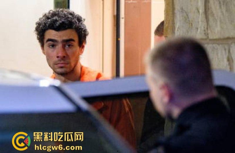 刺杀医保巨头勇敢哥【路易吉】被引渡纽约 机场路透成美图大赏 囚服都穿出了高定感-13