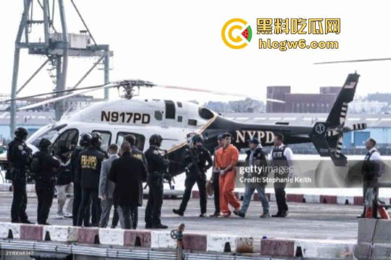 刺杀医保巨头勇敢哥【路易吉】被引渡纽约 机场路透成美图大赏 囚服都穿出了高定感-20
