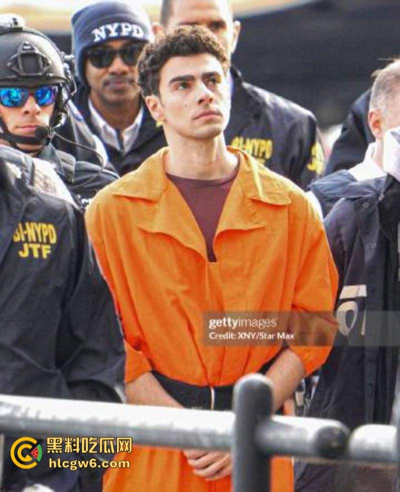 刺杀医保巨头勇敢哥【路易吉】被引渡纽约 机场路透成美图大赏 囚服都穿出了高定感-22