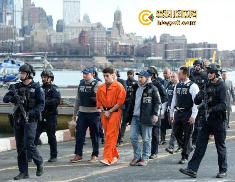 刺杀医保巨头勇敢哥【路易吉】被引渡纽约 机场路透成美图大赏 囚服都穿出了高定感-25