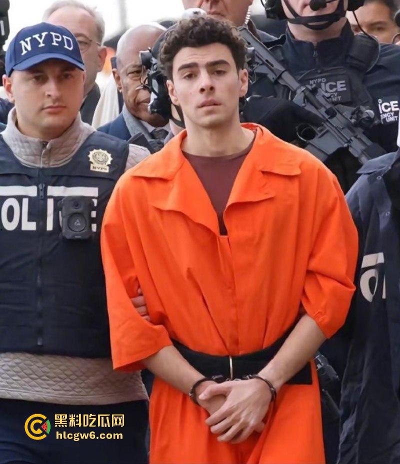 刺杀医保巨头勇敢哥【路易吉】被引渡纽约 机场路透成美图大赏 囚服都穿出了高定感-26