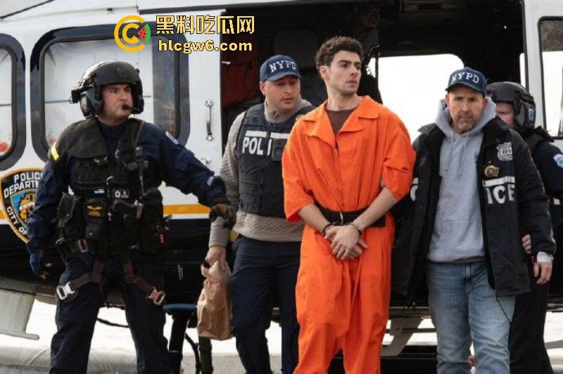 刺杀医保巨头勇敢哥【路易吉】被引渡纽约 机场路透成美图大赏 囚服都穿出了高定感-27