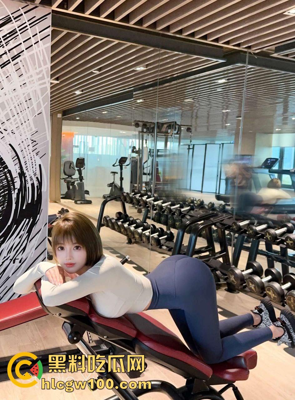 南充健身教练商场厕所开战，白嫩健身媛『赵倩』被肌肉教练后入狂操，练臀完直接练逼，健身房真是卧虎藏龙！-4