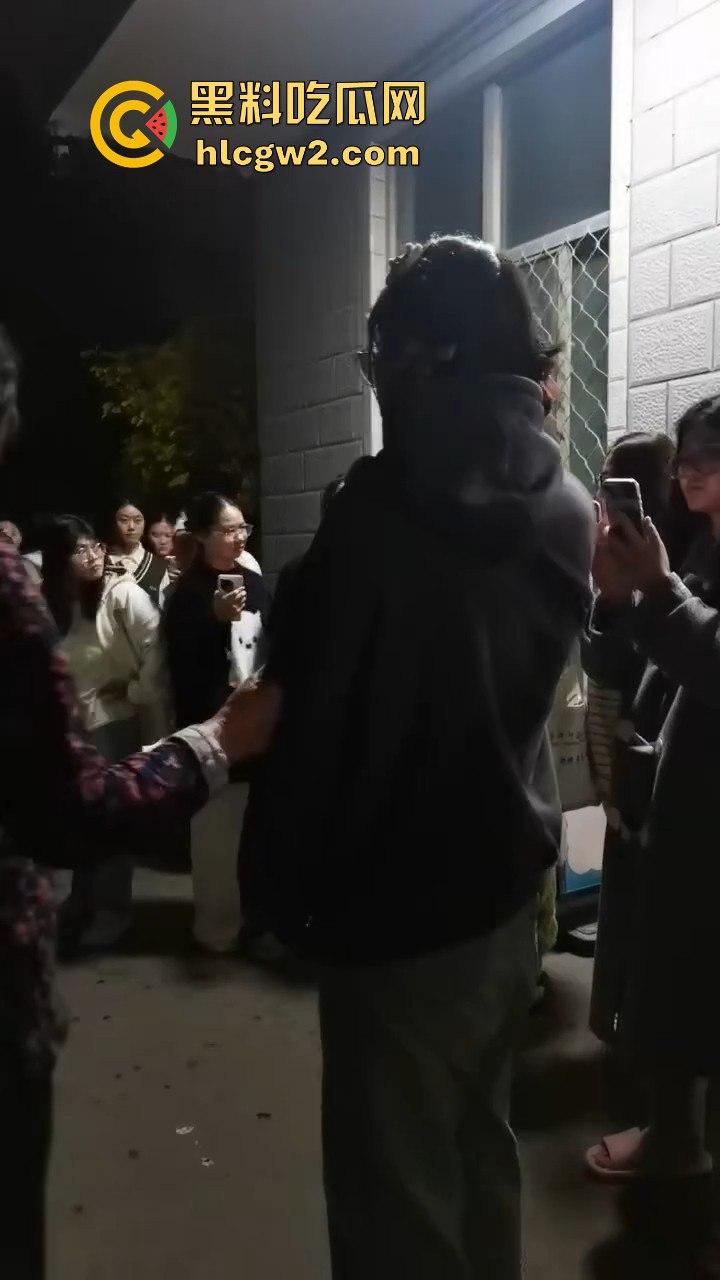 男扮女装闯进学校浴室！一群妹子围观等保安来抓，崩溃妹子以为他是特殊癖好，结果直接拍了她一张！-1