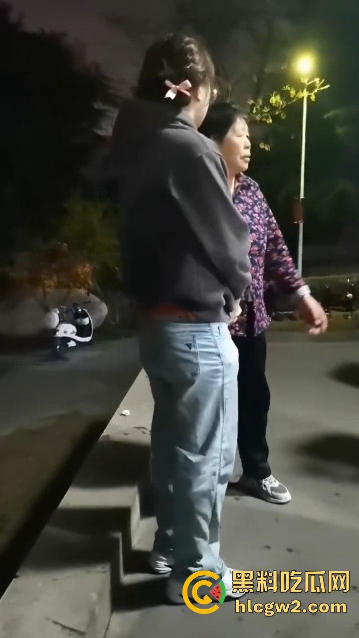 男扮女装闯进学校浴室！一群妹子围观等保安来抓，崩溃妹子以为他是特殊癖好，结果直接拍了她一张！-2