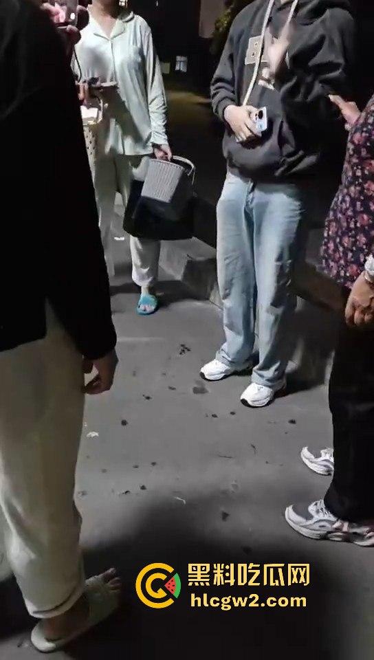 男扮女装闯进学校浴室！一群妹子围观等保安来抓，崩溃妹子以为他是特殊癖好，结果直接拍了她一张！-4