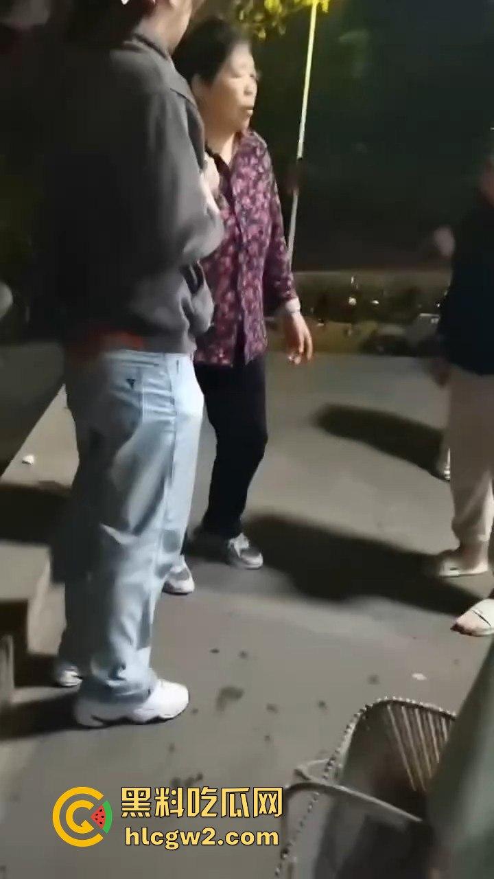 男扮女装闯进学校浴室！一群妹子围观等保安来抓，崩溃妹子以为他是特殊癖好，结果直接拍了她一张！-5