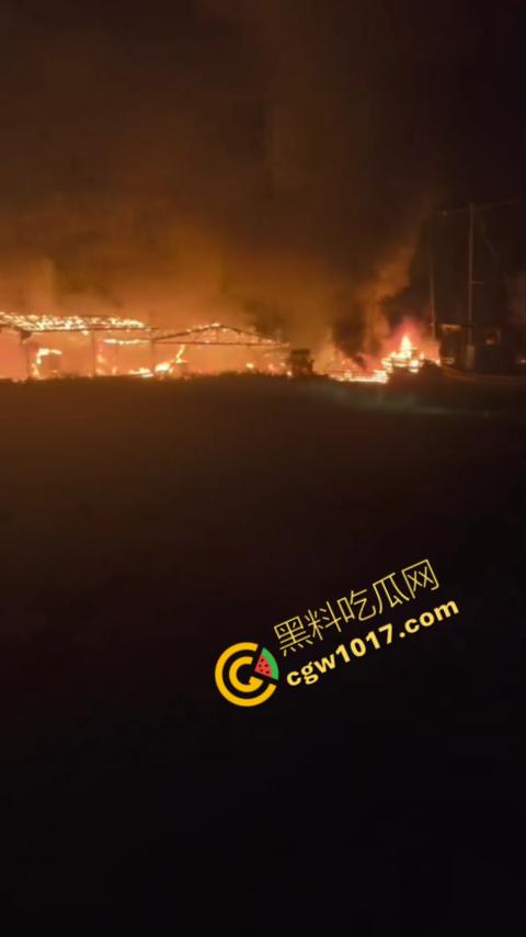 宁德突发火灾！渔船连环暴燃，火舌腾空，夜间被烈焰吞噬殆尽，惊险一刻令人心神俱裂！-1