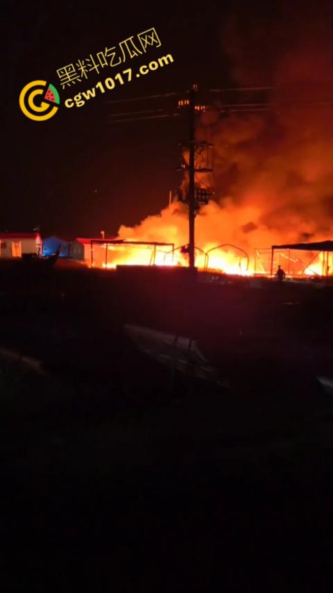 宁德突发火灾！渔船连环暴燃，火舌腾空，夜间被烈焰吞噬殆尽，惊险一刻令人心神俱裂！-5