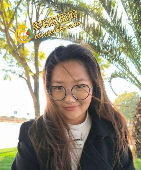 滇西05年嫩妹【何一婷】淫聊记录曝光，戴眼镜的她说想玩两根鸡巴，蜜桃臀后入爆操太骚了！-4