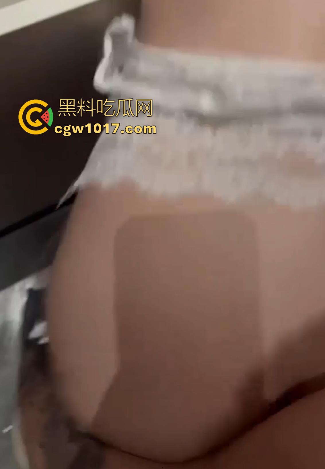 土豪大哥KTV包厢厕所猛操极品骚逼，大哥还贴心的拍下视频分享，哭喊别发视频，还是被瓜友怒爆让兄弟饱眼福！-5