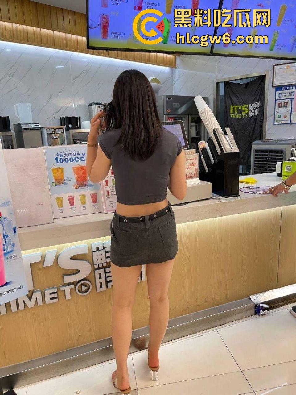 长沙瓜友大战江苏人妻【苗芳芳】红色战袍撩人，私会偷情被蹬一晚，爽完回家找老公要爱的抱抱！-1