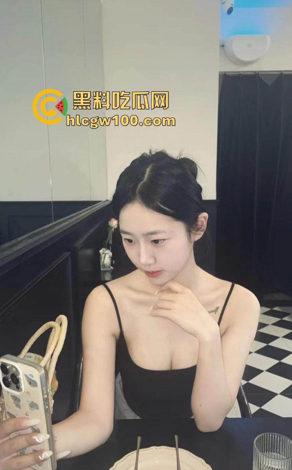 长沙女主播『冯洛涵』可纯可欲可调情 线上钓金主线下上门服务为钱疯狂  千里送逼秀腰臀技术！-4