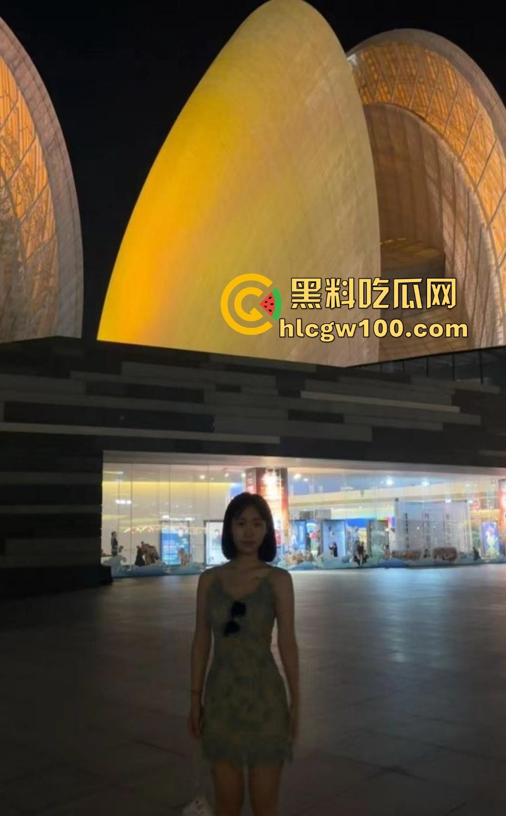 长沙女主播『冯洛涵』可纯可欲可调情 线上钓金主线下上门服务为钱疯狂  千里送逼秀腰臀技术！-13