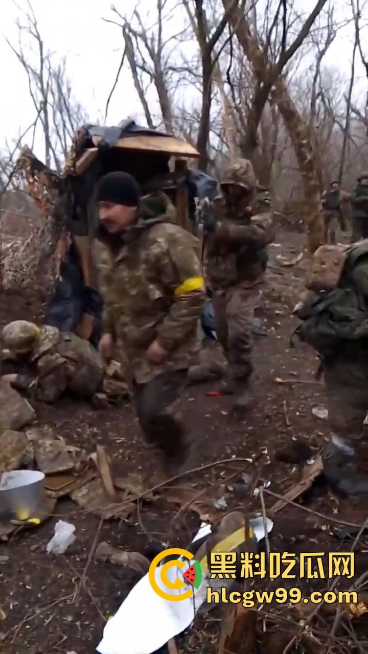惨无人道！俄乌战场竟公然对俘虏痛下杀手，这暴行像恶魔的爪牙，撕碎了文明的遮羞布-5