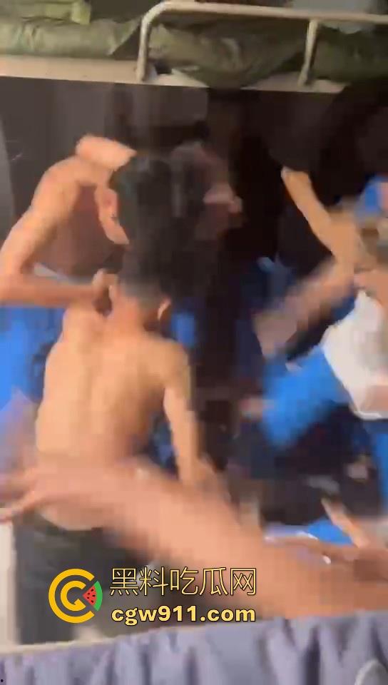 某职业学校宿舍爆发大型战斗，现场极其混乱，都是精神小伙拳拳到肉，感觉不到疼痛，堪称少林十八铜人！-1