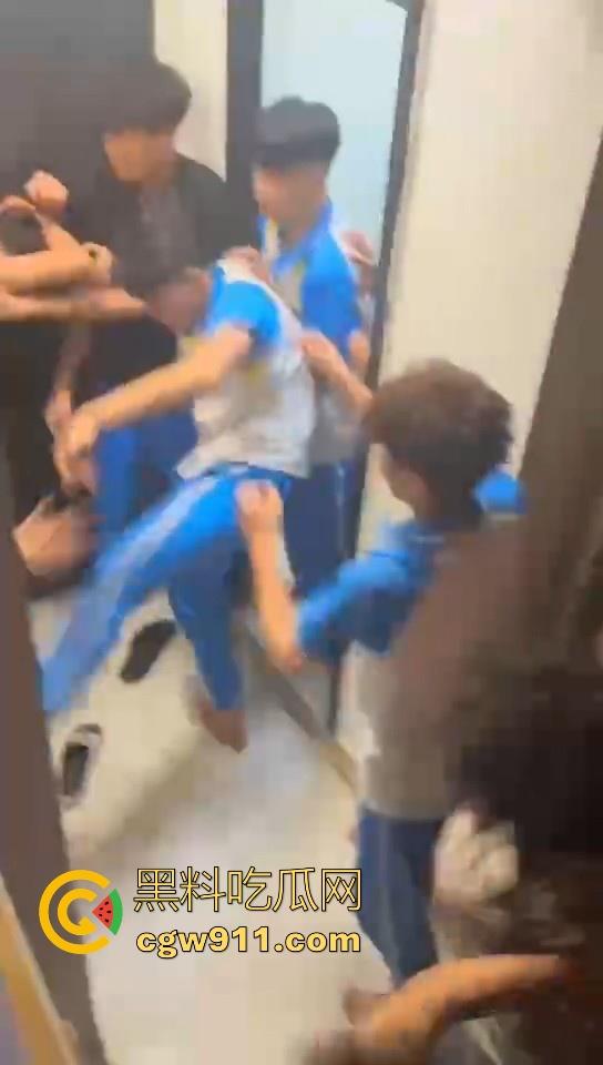 某职业学校宿舍爆发大型战斗，现场极其混乱，都是精神小伙拳拳到肉，感觉不到疼痛，堪称少林十八铜人！-8