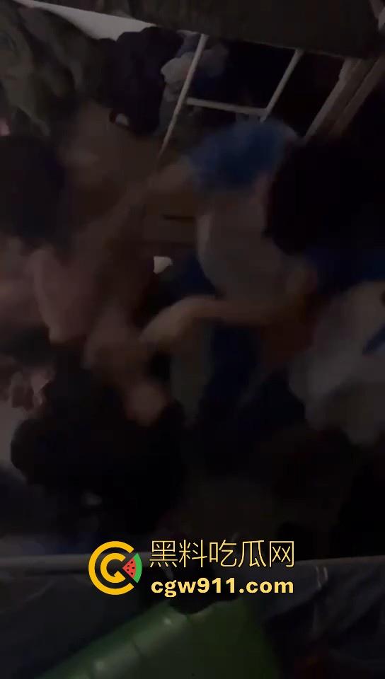某职业学校宿舍爆发大型战斗，现场极其混乱，都是精神小伙拳拳到肉，感觉不到疼痛，堪称少林十八铜人！-10