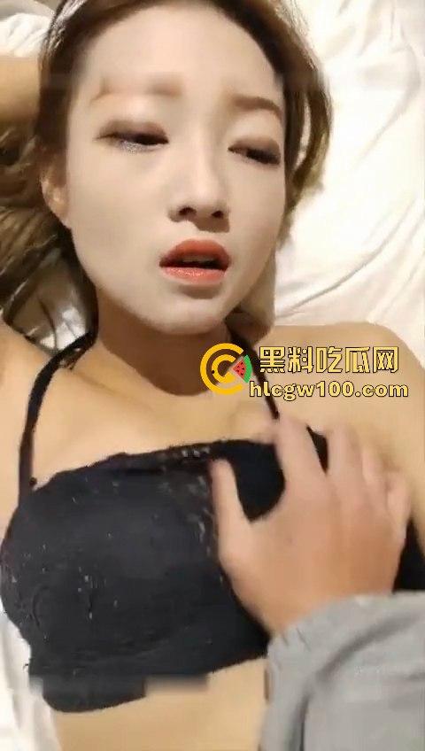 带着女友跟性感闺蜜勾引美团外卖员群交，外卖停止接单了从酒店干到KTV内容刺激又真实太疯狂了！-2