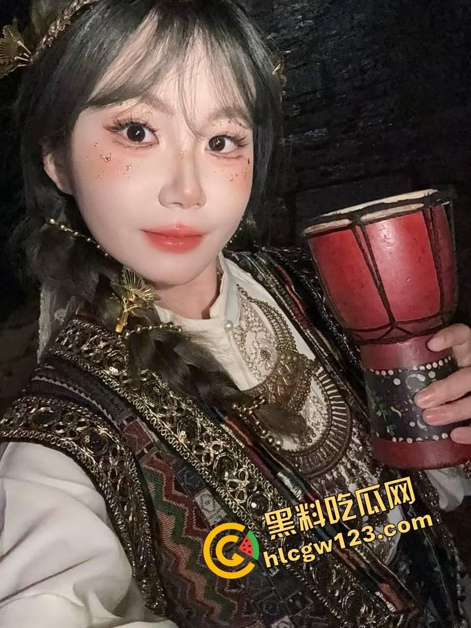 下班不回家，黑丝女同事主动开腿，办公室啪啪一炮入魂，男的舔完直接内射爆浆精液射满里面！-4