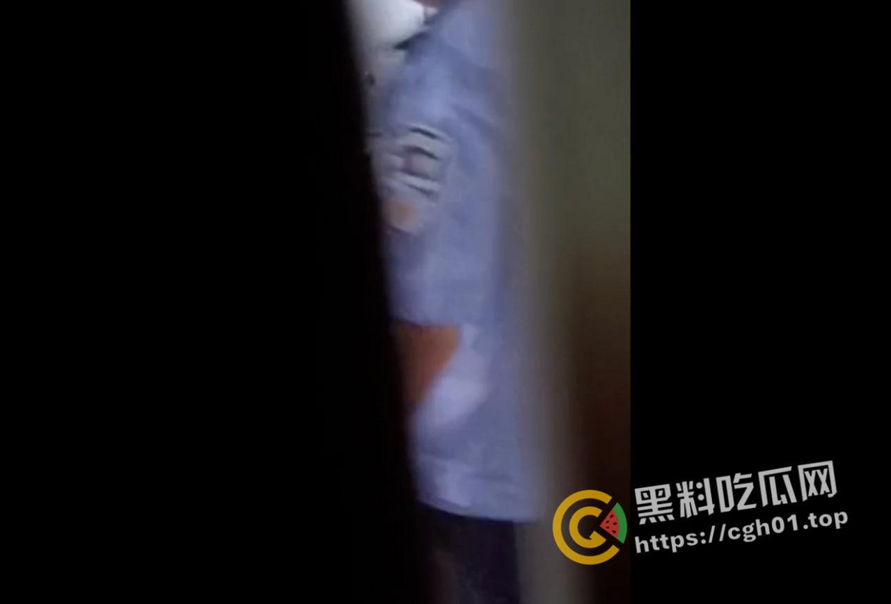 真勇士！警察局女厕所偷拍 白嫩警花的大屁股 明知山有虎 偏向虎山行-1