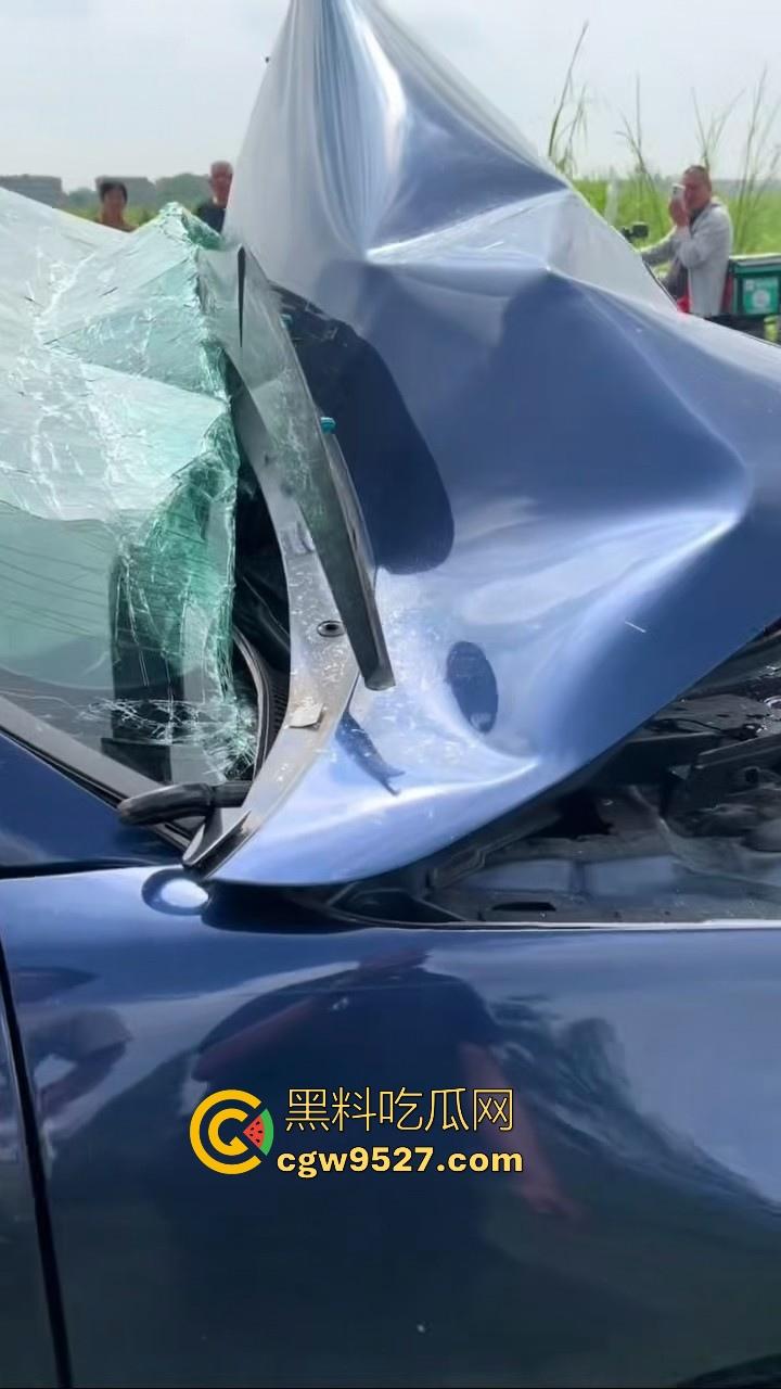 成都极氪撞护拦事故，严重的交通事故安全气囊居然没有弹出来，完全失去自救的机会，买极氪的朋友要注意啦！-3