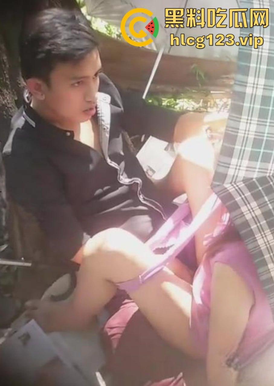 泰国校园角落野战曝光！白皙学生妹撑伞骑乘，男友猛干挡不住春光视频疯传！-2