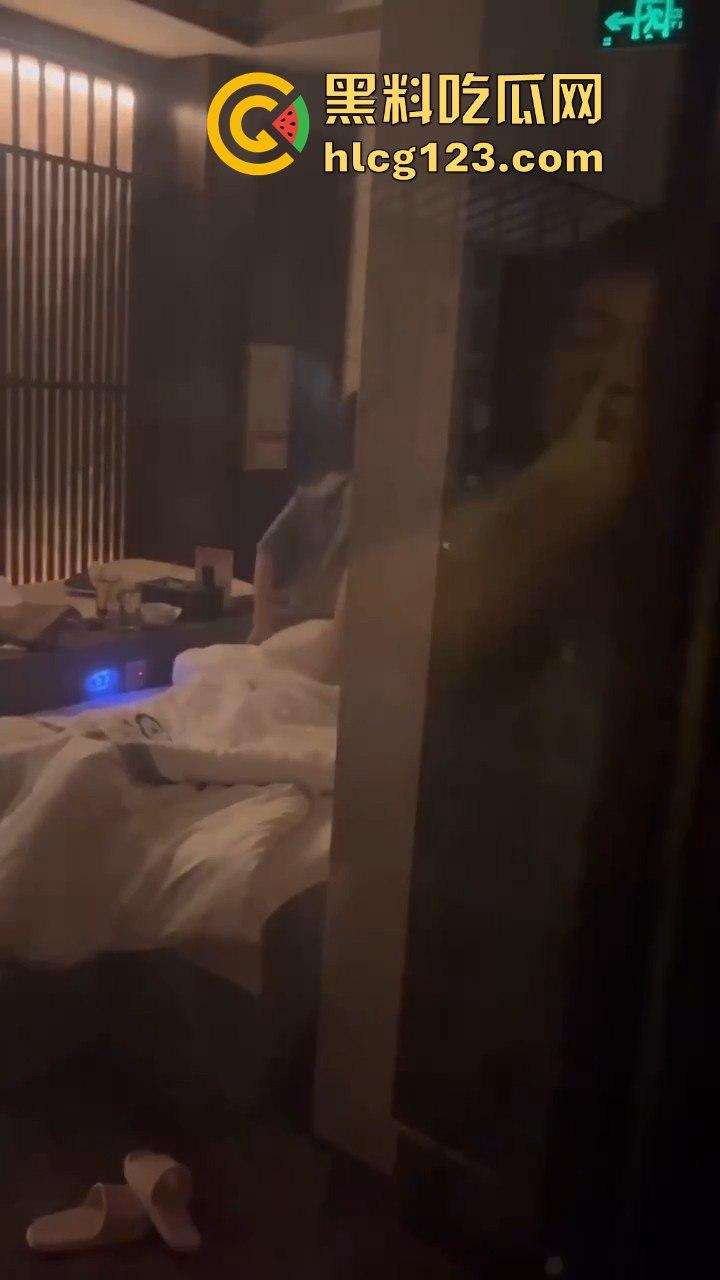 蒸桑拿撞上活春宫！男女房间激情大战，吃瓜群众直接摇人围观，险些被当场抓包！-1