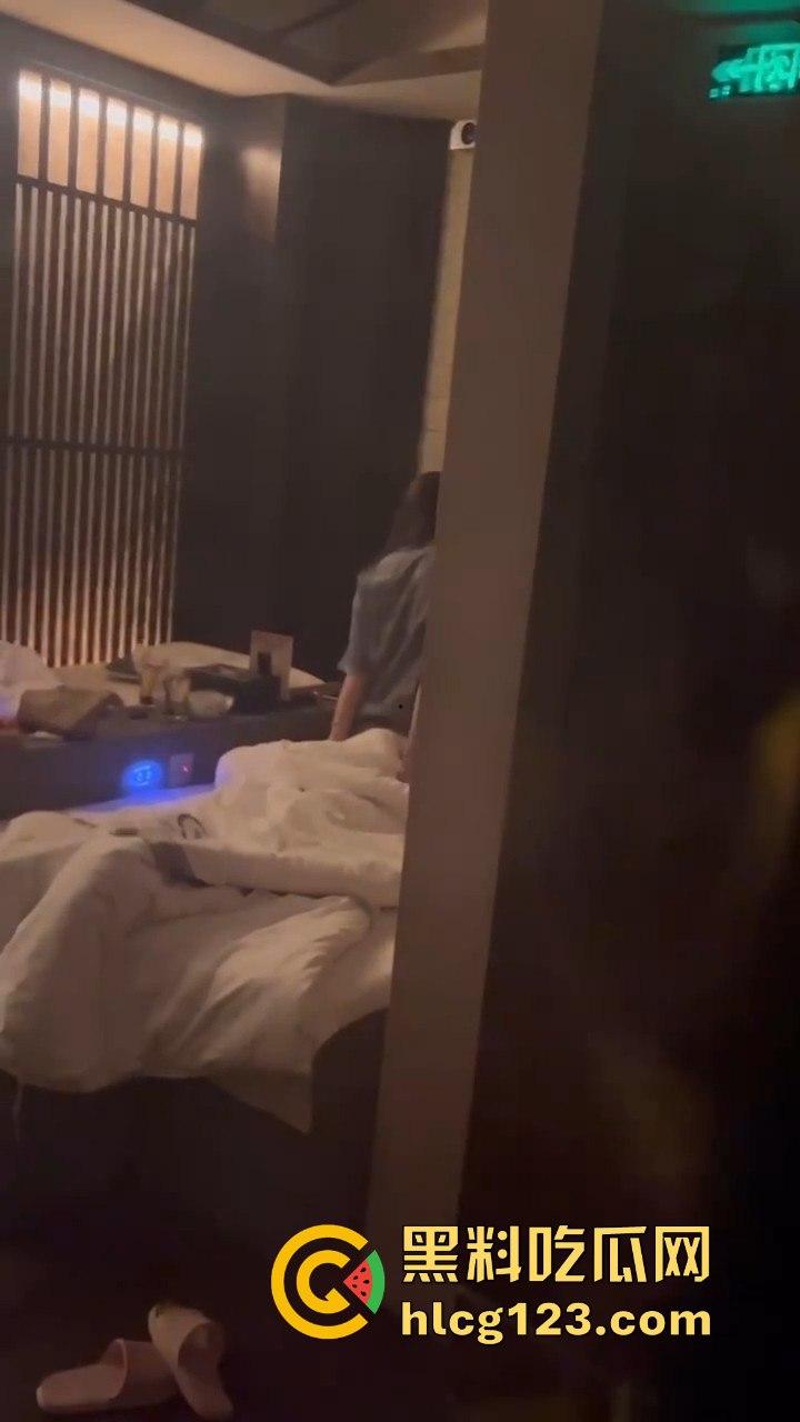 蒸桑拿撞上活春宫！男女房间激情大战，吃瓜群众直接摇人围观，险些被当场抓包！-2