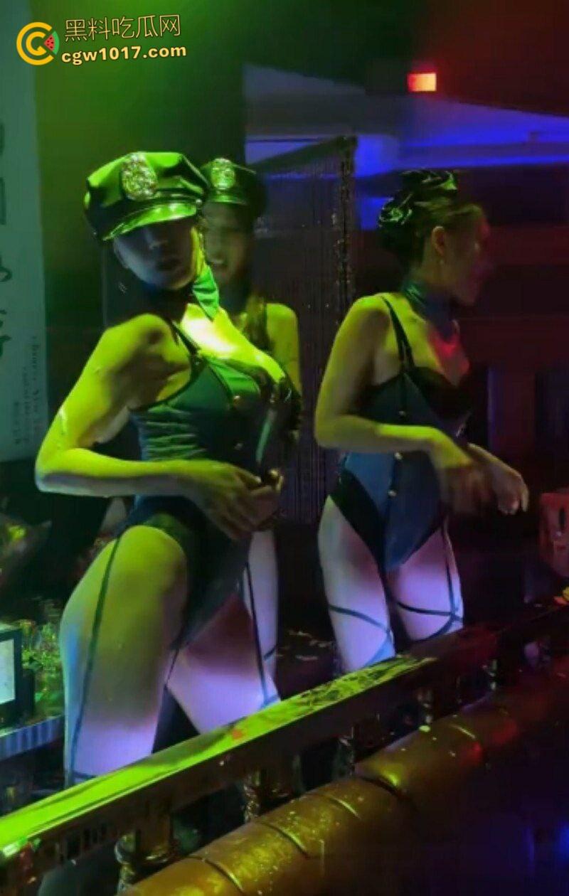 开单狗推酒吧狂爆金币，极品身材性感美女香槟湿身热舞，黑丝翘臀性感诱人，尺度炸裂到极致！-3