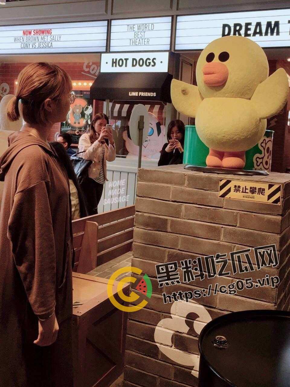 哈尔滨医科大学 【宦雅昕】眼镜妹母狗 口交3p视频曝光 骚东西身材不错 口技超棒-6