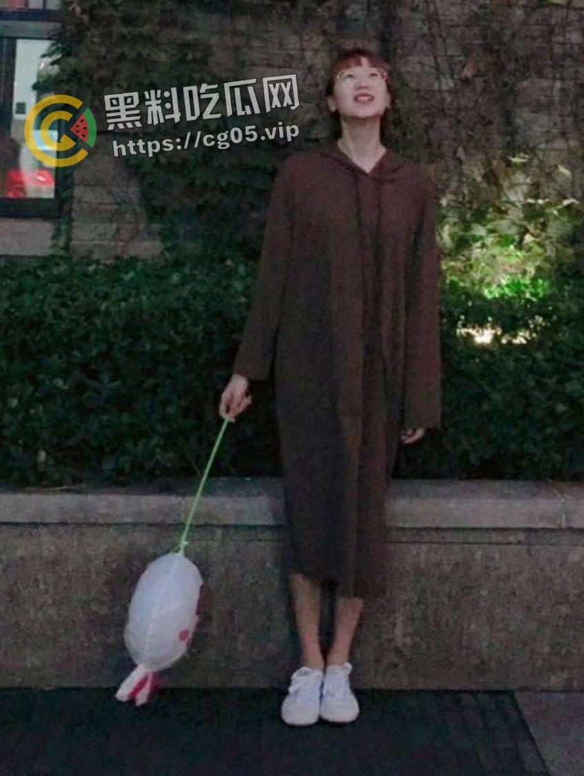 哈尔滨医科大学 【宦雅昕】眼镜妹母狗 口交3p视频曝光 骚东西身材不错 口技超棒-9