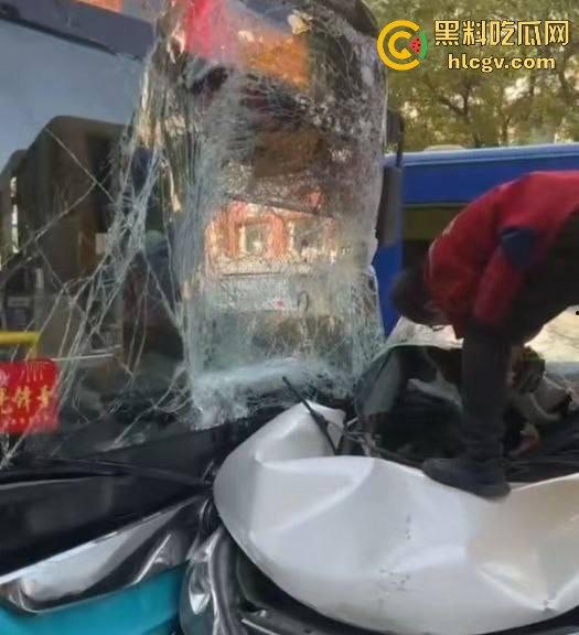 兰州公交车失控酿大祸，狂撞多车现场如战场！4人受伤，目击者吓到腿软！-6