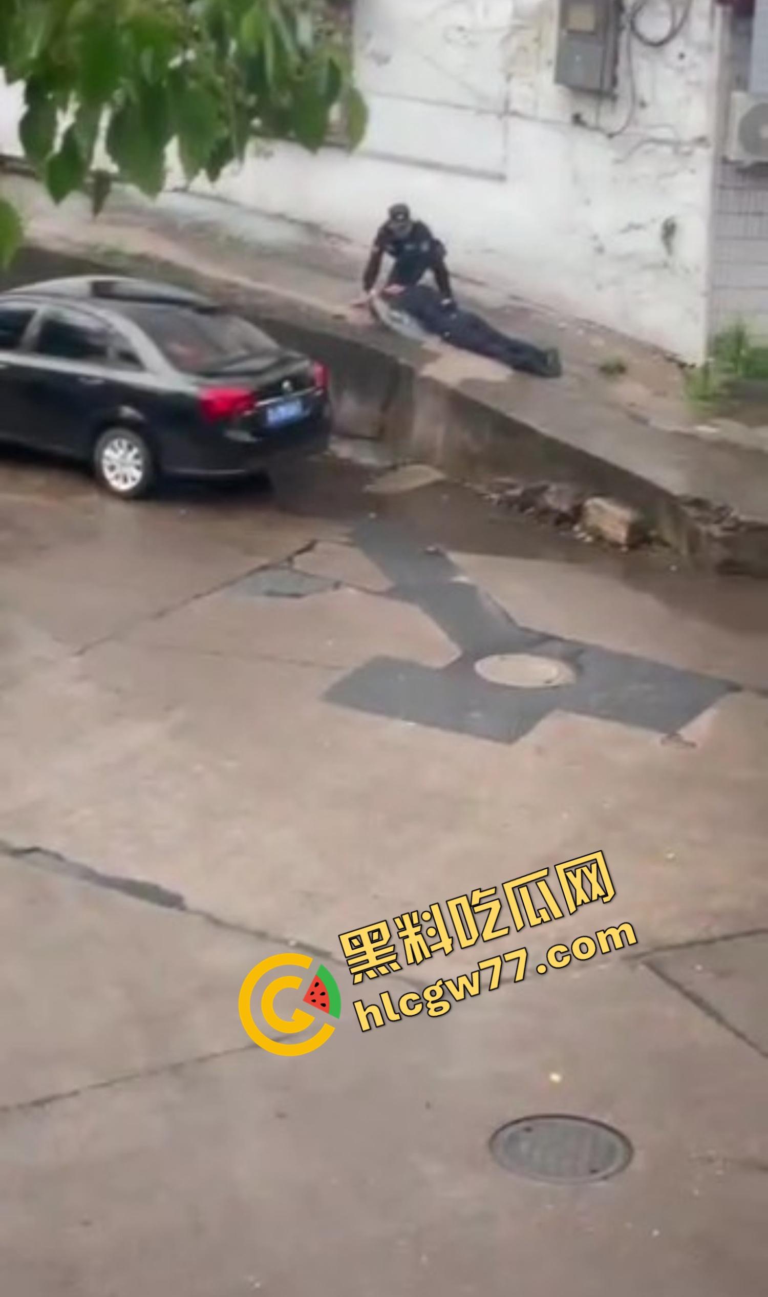 浙江台州街头突发枪击。毒贩持真枪当街开火，出租车司机中弹身亡娃也遭殃，这年头还能让警察叔叔吃花生米？-12