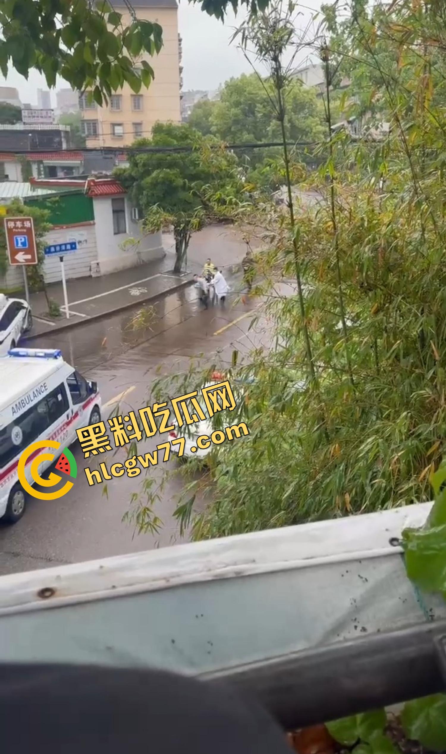 浙江台州街头突发枪击。毒贩持真枪当街开火，出租车司机中弹身亡娃也遭殃，这年头还能让警察叔叔吃花生米？-13