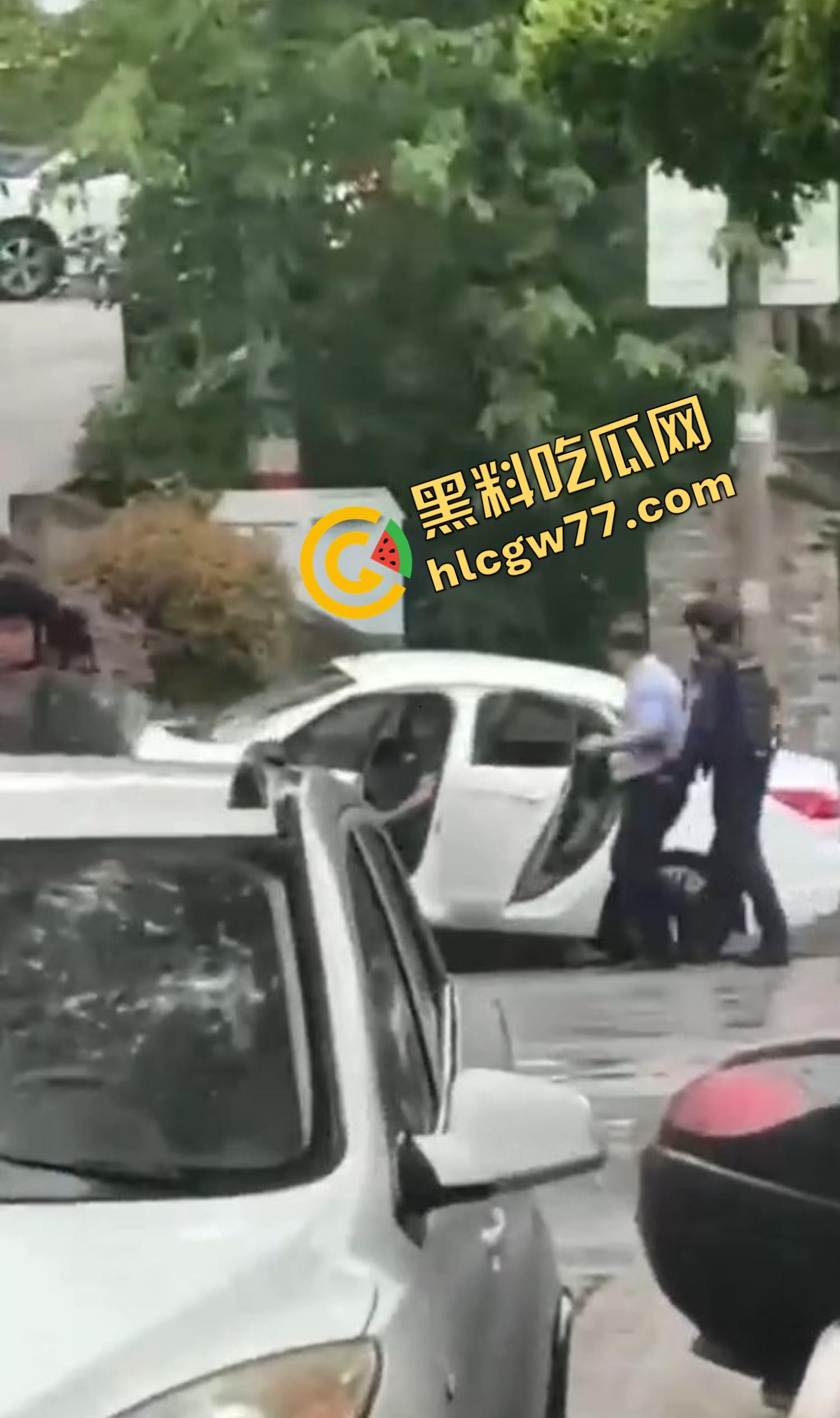 浙江台州街头突发枪击。毒贩持真枪当街开火，出租车司机中弹身亡娃也遭殃，这年头还能让警察叔叔吃花生米？-16