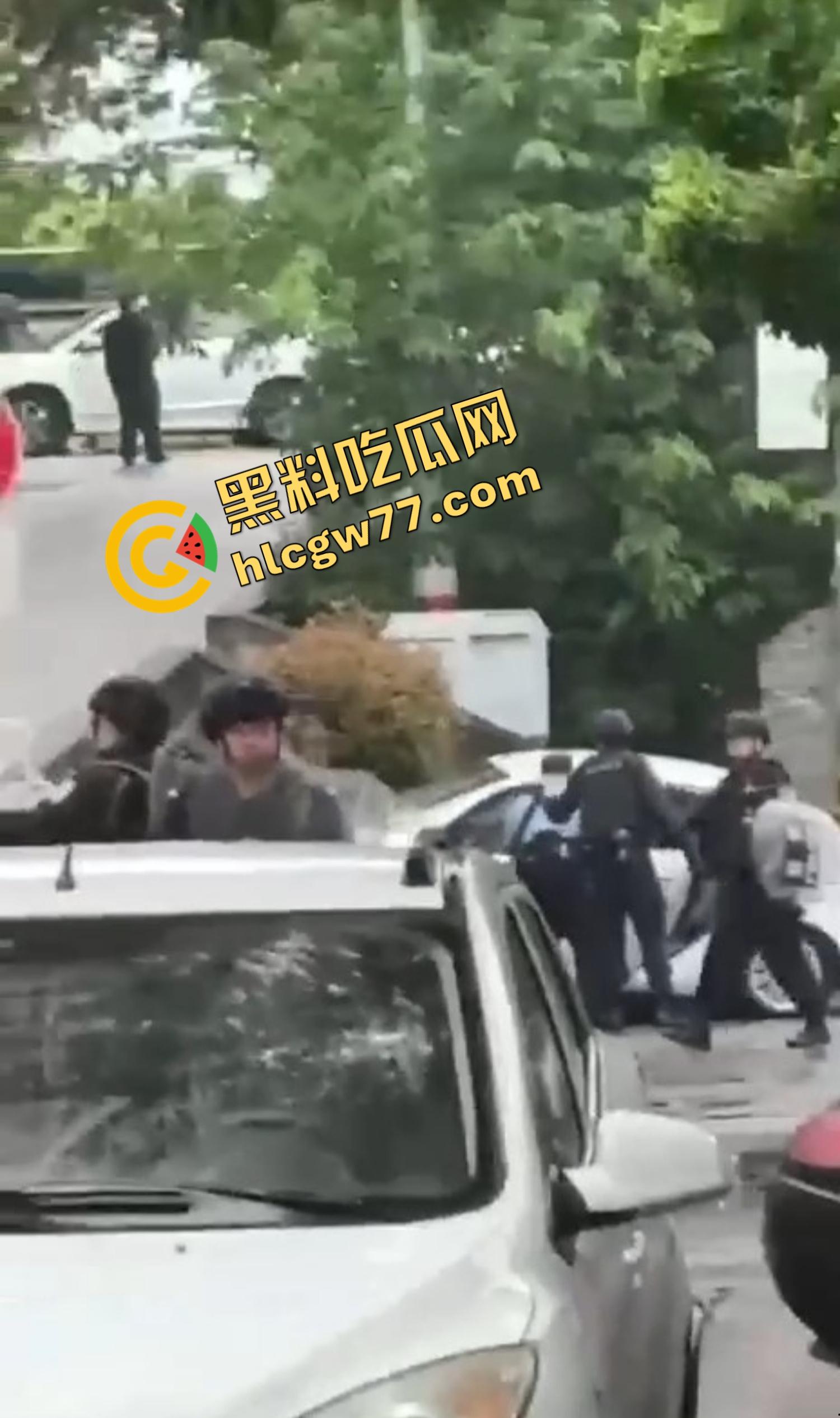 浙江台州街头突发枪击。毒贩持真枪当街开火，出租车司机中弹身亡娃也遭殃，这年头还能让警察叔叔吃花生米？-17