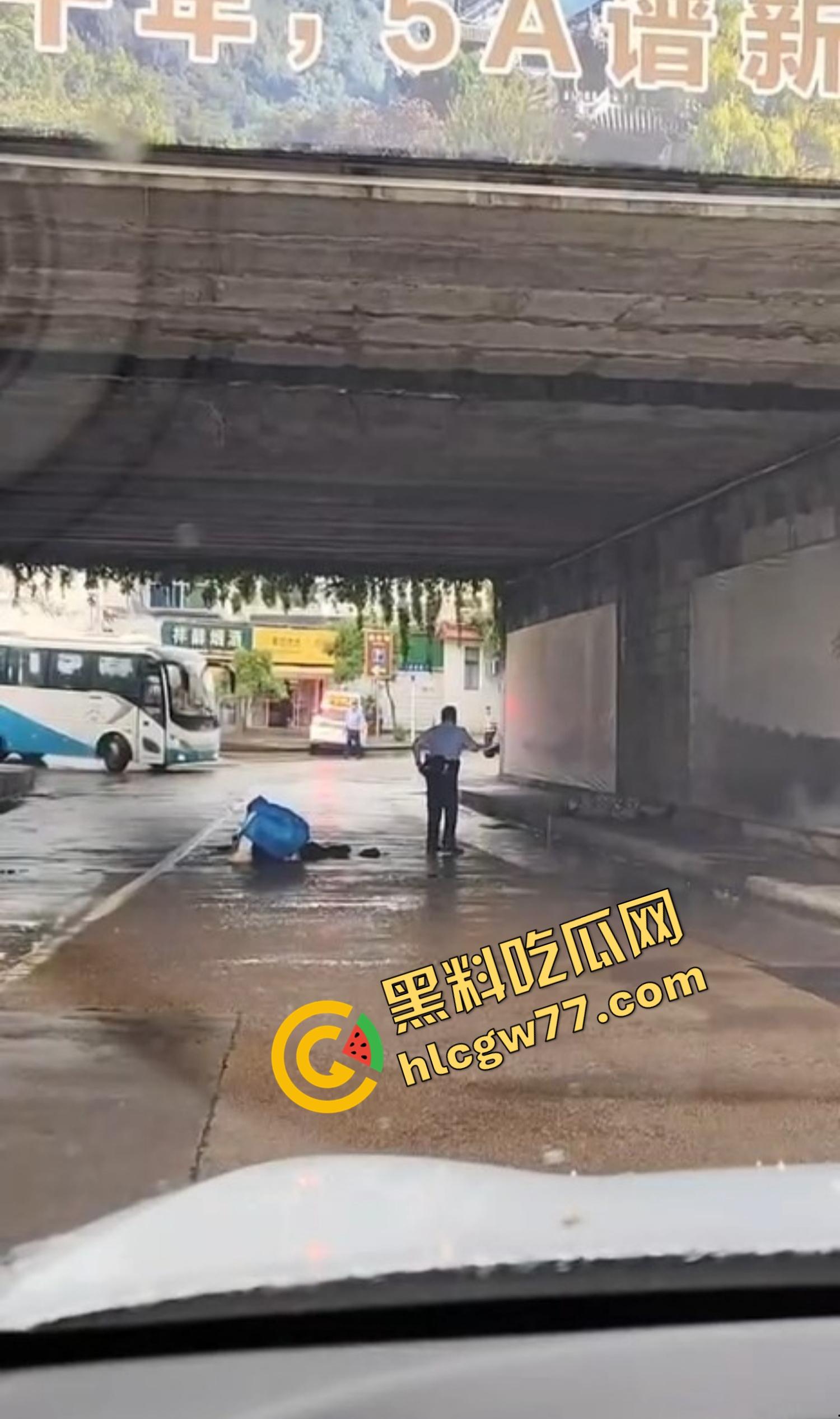 浙江台州街头突发枪击。毒贩持真枪当街开火，出租车司机中弹身亡娃也遭殃，这年头还能让警察叔叔吃花生米？-20