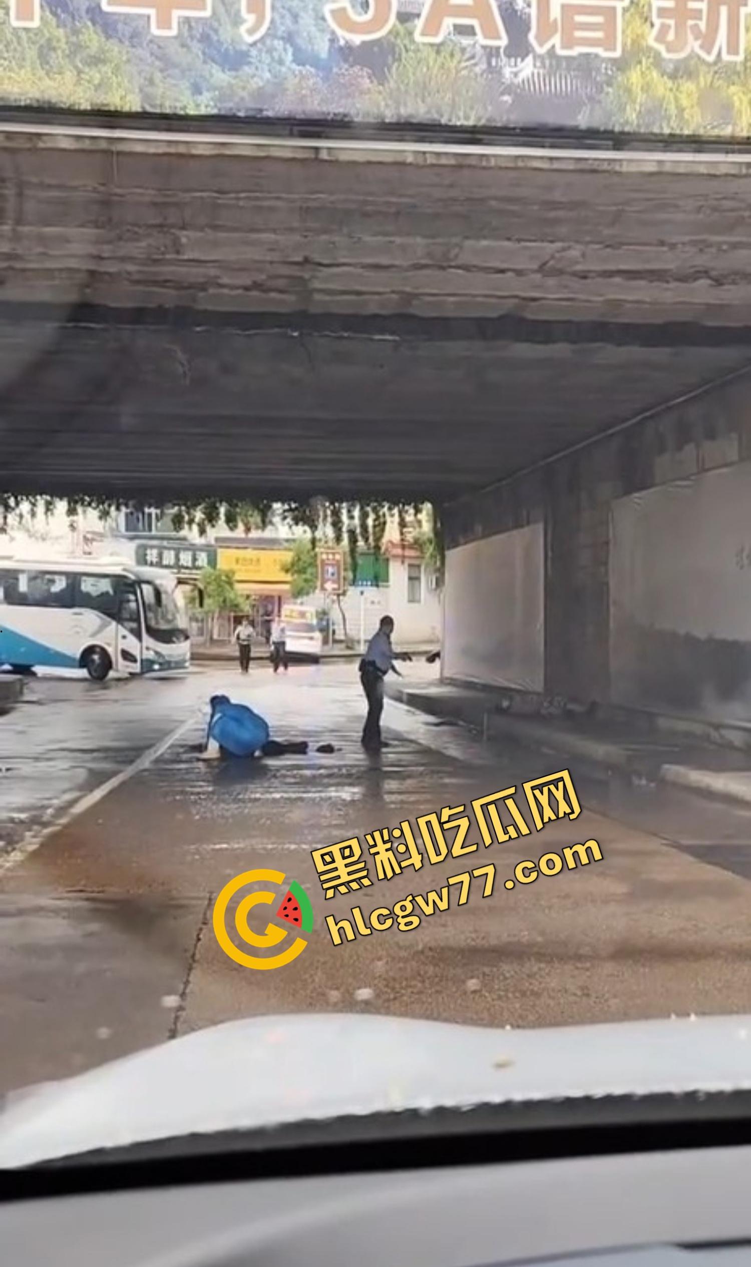 浙江台州街头突发枪击。毒贩持真枪当街开火，出租车司机中弹身亡娃也遭殃，这年头还能让警察叔叔吃花生米？-21